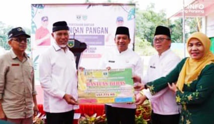 Gubernur Mahyeldi saat serahkan secara simbolis cadangan pangan ke Pemko Padang Panjang untuk petani terdampak erupsi Marapi, Jumat (8/3/2024) siang.